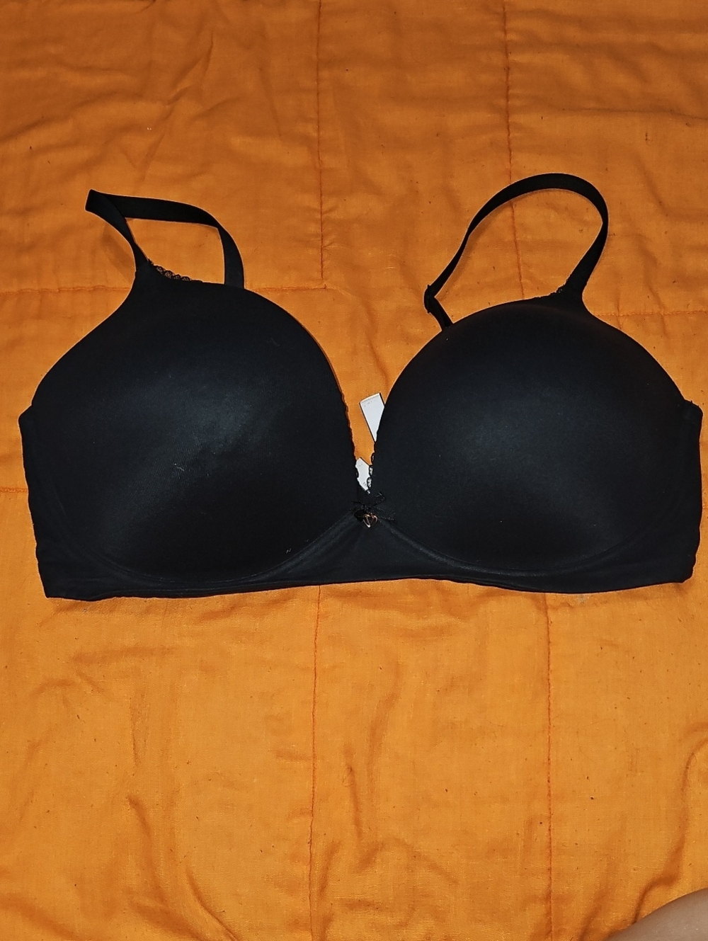 Victoria Secret Black bra sz 38DD. Body By Victoria. No wire. So So Soft!